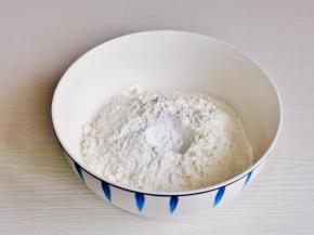 首先面粉与泡打粉混合均匀备用。