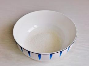 细砂糖倒入大口碗中。