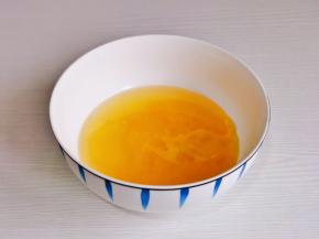 再倒入玉米油。