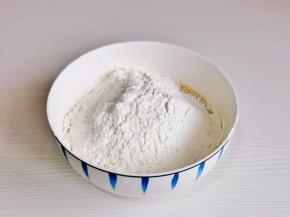 筛入混合好的面粉。