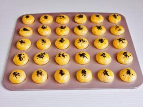 刷上蛋黄液，撒上黑芝麻。