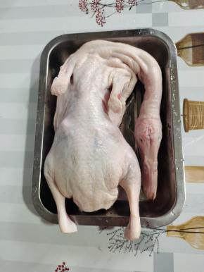 鸭身上的毛处理干净了，剪掉鸭屁股，清洗干净备用！