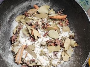 首先我们来制作椒盐：
锅烧热，放入盐200克，八角8克，花椒20克，香叶5克，白芷5克，桂皮10克，小茴香籽12克，中火慢慢的炒香！（炒制过程中，要用铲子不停的翻动，以免受热不均匀！）
