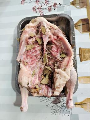 炒好的椒盐，均匀的搓在鸭子上！腌制30分钟！