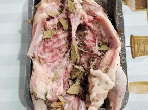 炒好的椒盐，均匀的搓在鸭子上！腌制30分钟！