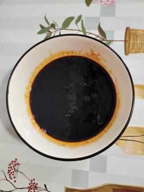 腌制鸭子的时候，我们来调个料汁儿：

生抽130克，老抽20克，蜂蜜230克（没有蜂蜜也可以用麦芽糖代替，也可以根据自己的喜好，适当调整蜂蜜的用量！）蚝油80克，搅拌均匀调成料汁儿！