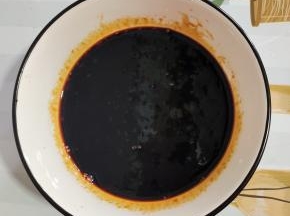 腌制鸭子的时候，我们来调个料汁儿：

生抽130克，老抽20克，蜂蜜230克（没有蜂蜜也可以用麦芽糖代替，也可以根据自己的喜好，适当调整蜂蜜的用量！）蚝油80克，搅拌均匀调成料汁儿！