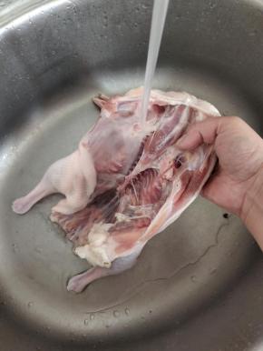 腌制好的鸭子，用清水冲洗几遍，捞出沥干水分备用！