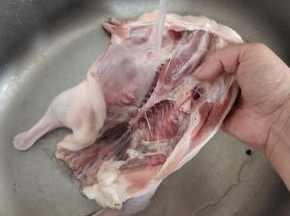 腌制好的鸭子，用清水冲洗几遍，捞出沥干水分备用！
