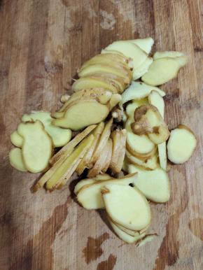 生姜清洗干净，切成片备用！（生姜要多放一点！）