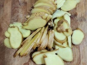 生姜清洗干净，切成片备用！（生姜要多放一点！）