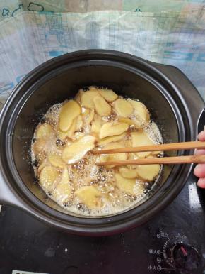 砂锅烧热，放入150克香油，500克生姜，慢慢煸炒至姜片金黄微干！