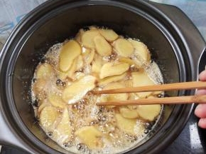 砂锅烧热，放入150克香油，500克生姜，慢慢煸炒至姜片金黄微干！