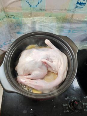 放入腌制好的鸭子！