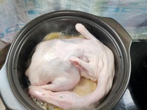 放入腌制好的鸭子！