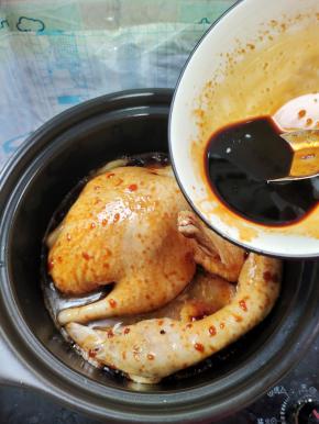 加入调好的料汁儿！