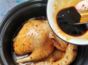 加入调好的料汁儿！