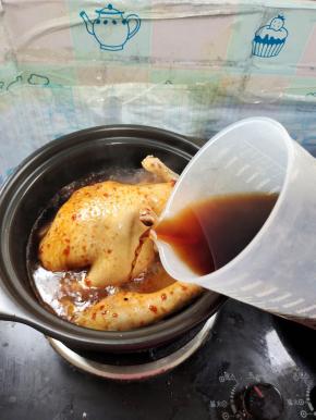 再放入一斤黄酒！（我放的是我婆婆自己酿造的黄酒！）