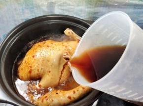 再放入一斤黄酒！（我放的是我婆婆自己酿造的黄酒！）