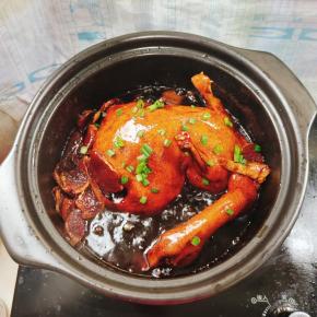 撒上迷人的小葱花就OK了！软嫩的鸭肉裹满了诱人的酱汁，再飘着姜的香气，味道真是太美味了！