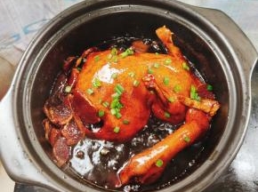 撒上迷人的小葱花就OK了！软嫩的鸭肉裹满了诱人的酱汁，再飘着姜的香气，味道真是太美味了！