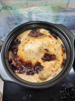 盖上盖子，中火煮开！（砂锅切记只能中小火使用，不能长时间大火，否则砂锅容易爆裂！）