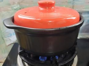 开锅后，盖上盖子调小火，慢炖50分钟！