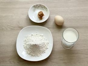 准备好食材，低筋面粉和无铝泡打粉混合好。