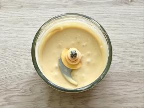 启动料理机，把所有食材搅拌成顺滑的面糊。