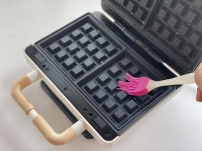 华夫饼机刷一层油，预热好。