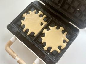 把面糊用大勺舀入华夫饼盘中间，盖好盖子，热压3分钟左右。