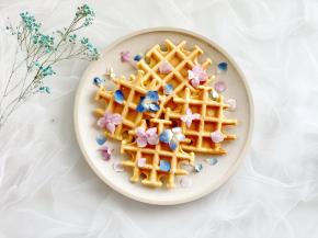 摆盘，用花瓣装饰一下