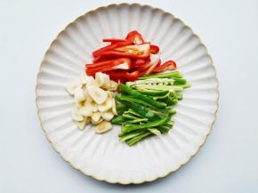 红椒切丝、青椒切丝，蒜切片备用。