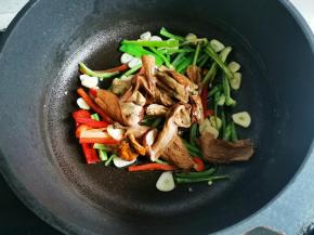 加入牛肝菌，翻炒至略有焦黄色。