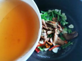 加入适量泡发牛肝菌的水，继续炒制1到2分钟后，