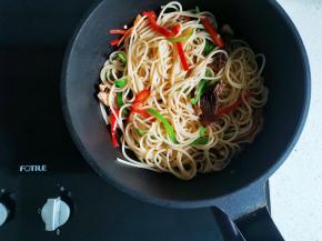 调小火加入意面，