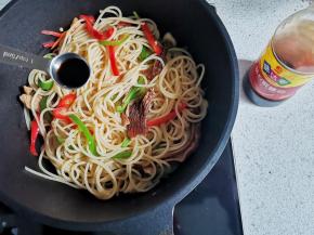 加2勺生抽，1勺老抽，