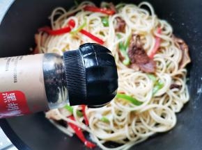 撒适量黑胡椒，