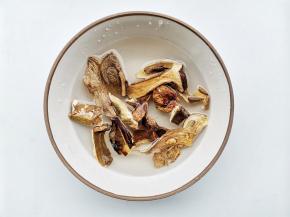 牛肝菌中加入刚好能没过牛肝菌的水，泡发10-15分钟，牛肝菌泡软后，取出牛肝菌(泡发牛肝菌的水不要倒掉)，检查泡发后的牛肝菌菌柄、菌盖上是否还有污渍，并对残留污渍进行冲洗，全部清理干净。
