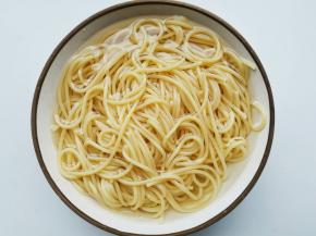 锅中烧开水加一小勺盐，然后下意面煮约8到10分钟，视包装上建议煮制时间而定。煮好后捞出过凉。