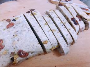 取出凉到不太烫手后用锯齿刀切成片