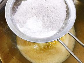 筛入中筋面粉，黑麦粉和泡打粉用刮刀混合成团