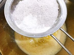 筛入中筋面粉，黑麦粉和泡打粉用刮刀混合成团