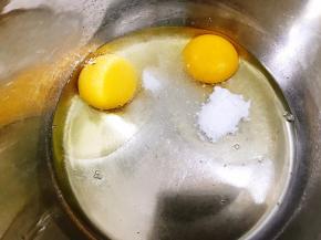 盆里加入全蛋液，零卡糖，盐