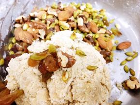 加入各种果仁拌匀