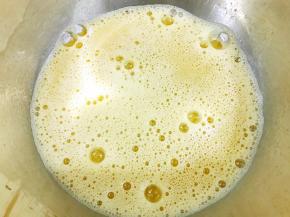 用蛋抽搅打起泡，但是不用完全打发