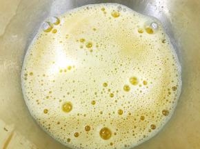 用蛋抽搅打起泡，但是不用完全打发