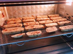 摆在烤架上继续150度烤30分钟至完全变脆