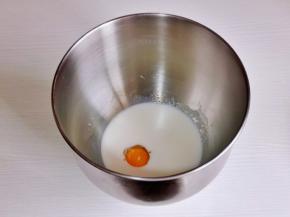 首先将牛奶，鸡蛋（50克）盐，糖放入厨师机中，盐与糖对角放。