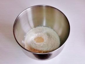 再加入高筋面粉，最后放入酵母粉，启动厨师机2档揉面一个小程序。